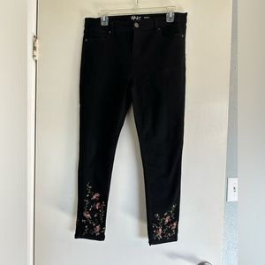 ⚡️5 for $25! Style & Co black floral embroidered jeans size 12P
